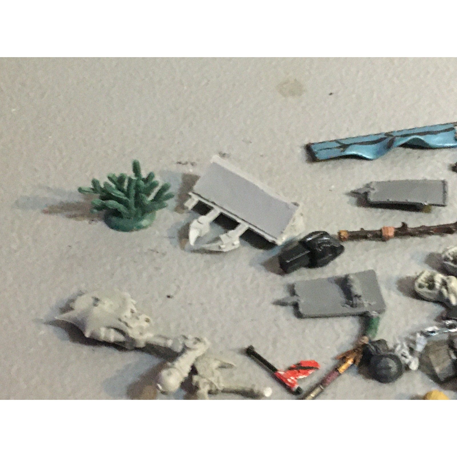 A32579 UNKNOWN PLASTIC MINIATURES BITS LOT FANTASY SCI-FI FUTURISTIC