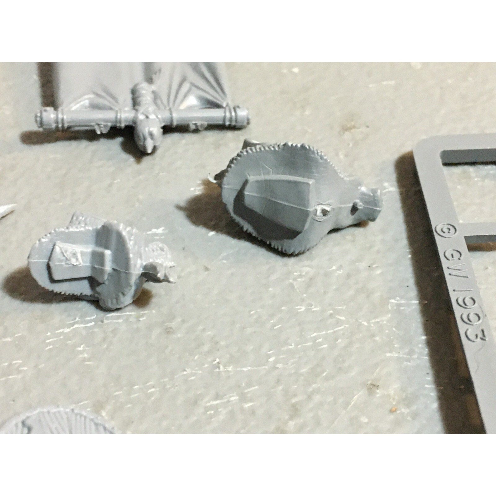 A23398 WARHAMMER FANTASY ORCS & GOBLINS BITS LOT MIXED ACCESSORIES BANNER HEADS