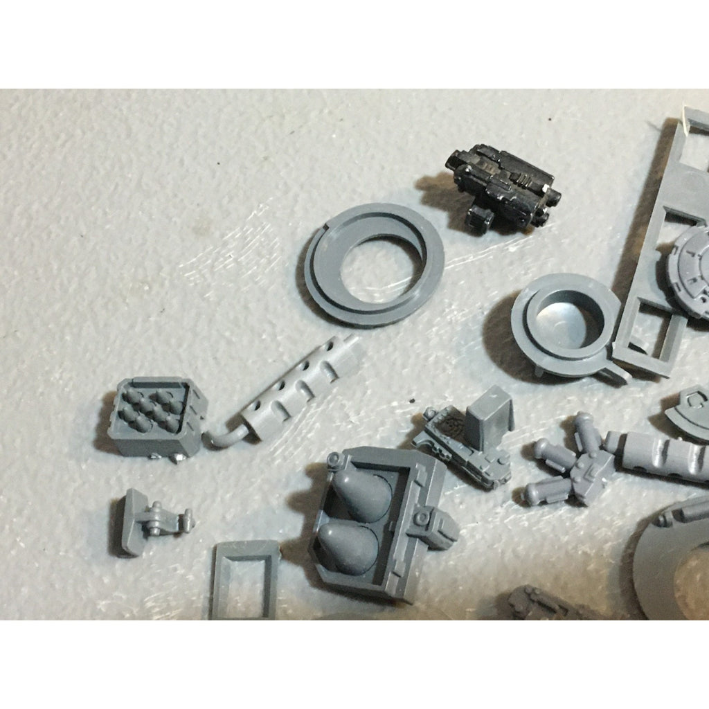 A24525 WARHAMMER 40K SPACE MARINES BITS LOT TANKS LIDS ACCESSOIRES