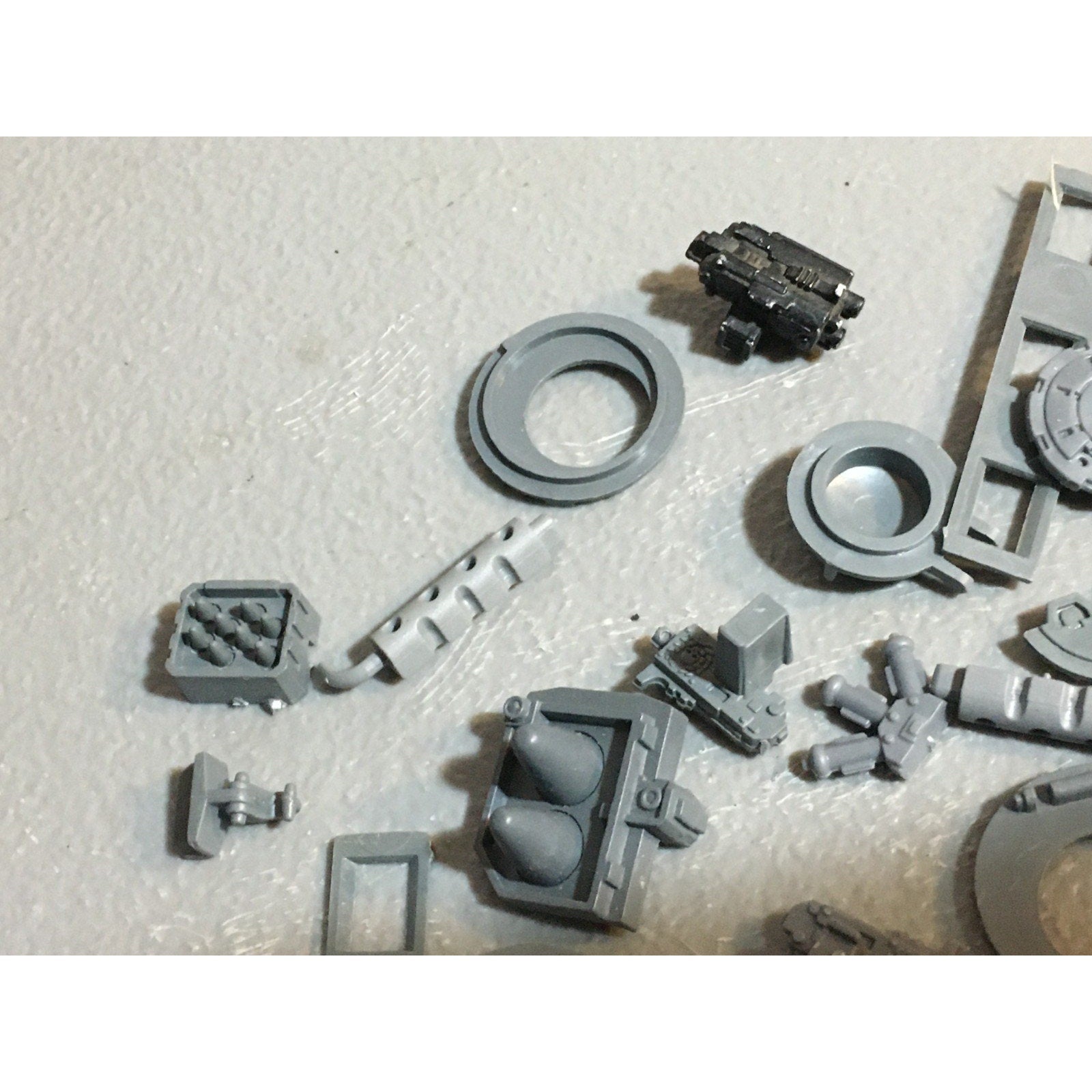A24525 WARHAMMER 40K SPACE MARINES BITS LOT TANKS LIDS ACCESSOIRES