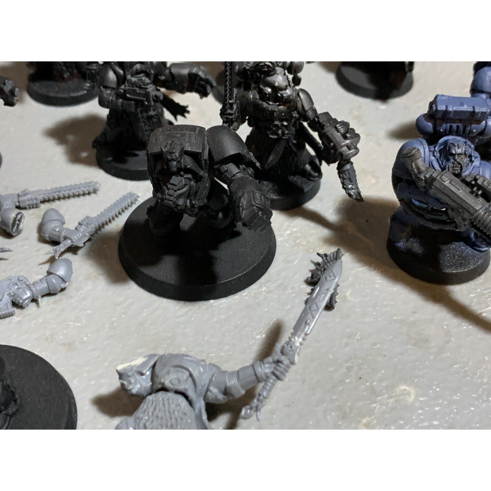 A23308 WARHAMMER 40K SPACE MARINES SPACE WOLVES BITS LOT INC ARMS HEADS SHOULDER