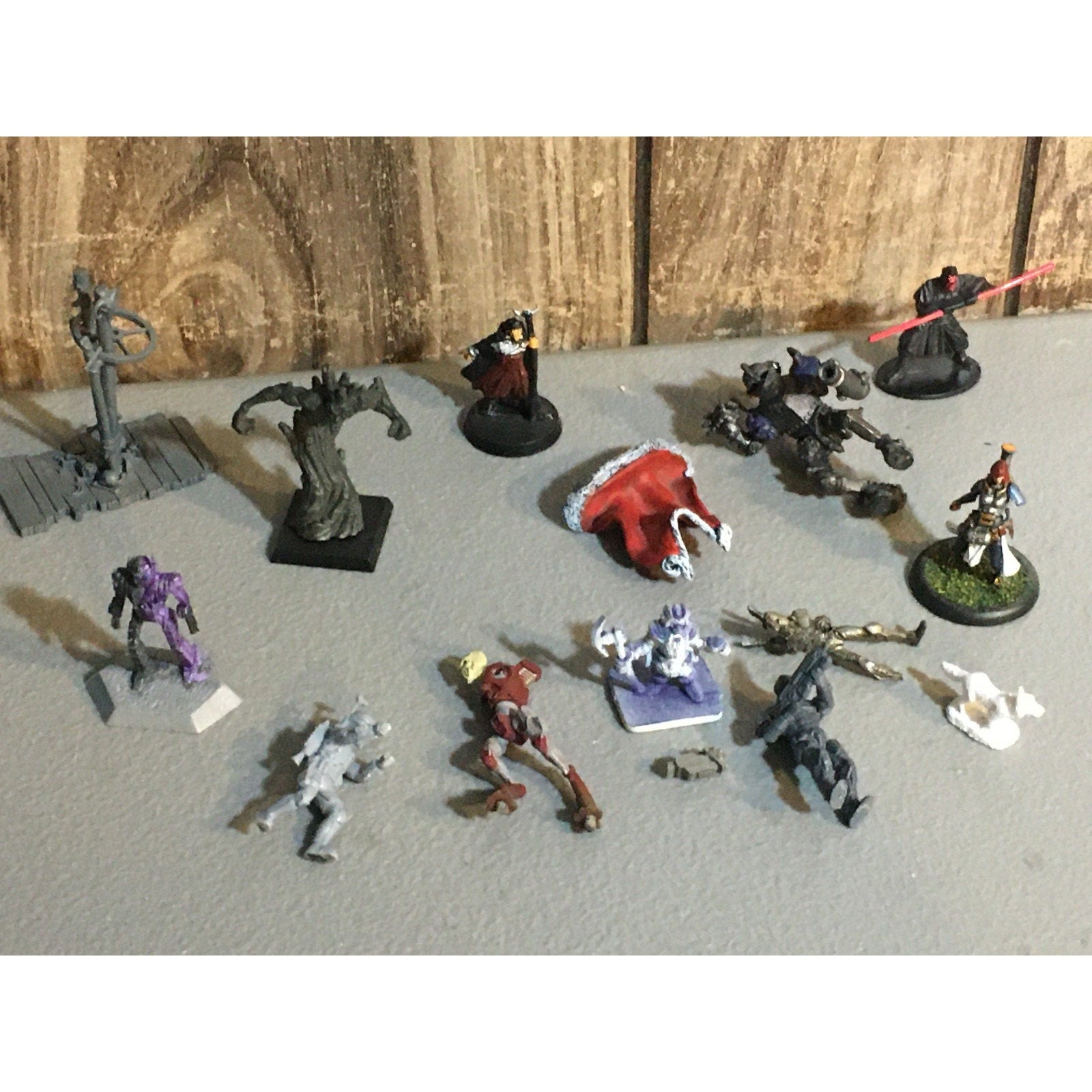 A32584 UNKNOWN PLASTIC MINIATURES BITS & INCOMPLETE LOT ROBOT DWARF SOLDIER