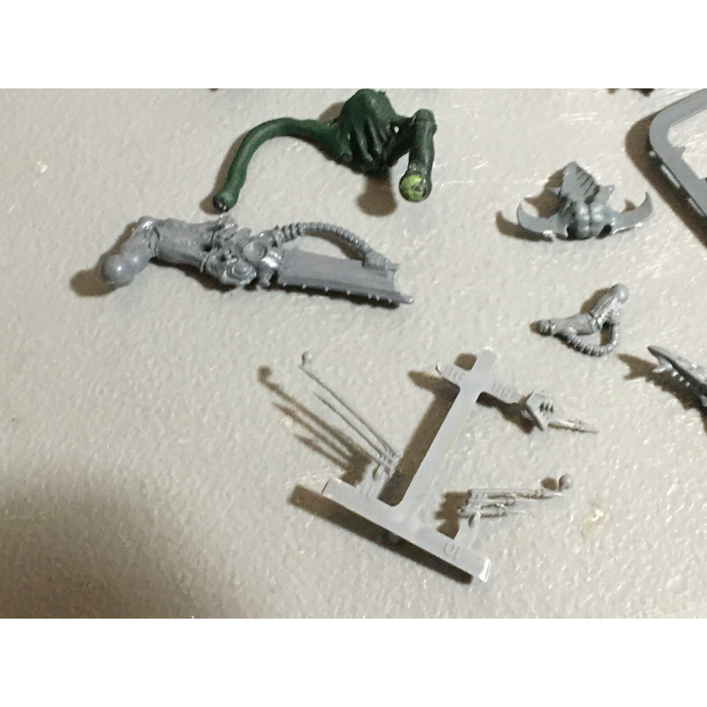A22319 WARHAMMER 40K TYRANIDS BITS LOT MIXED GAMES WORKSHOP GW