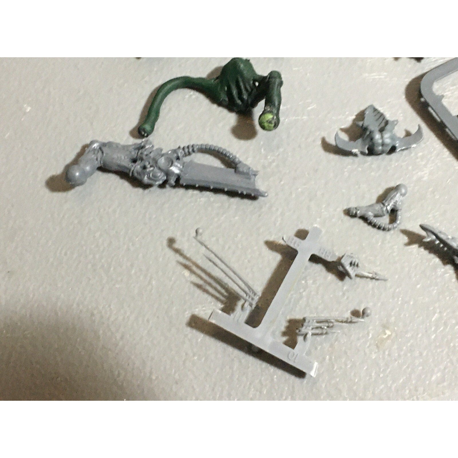 A22319 WARHAMMER 40K TYRANIDS BITS LOT MIXED GAMES WORKSHOP GW