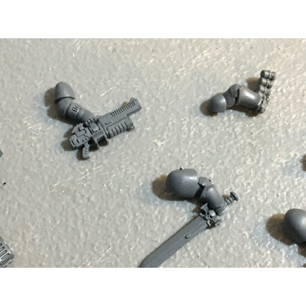 A29392 WARHAMMER 40K SPACE MARINES PRIMARIS BITS LOT ARMS PISTOL HEAVY SWORD GW