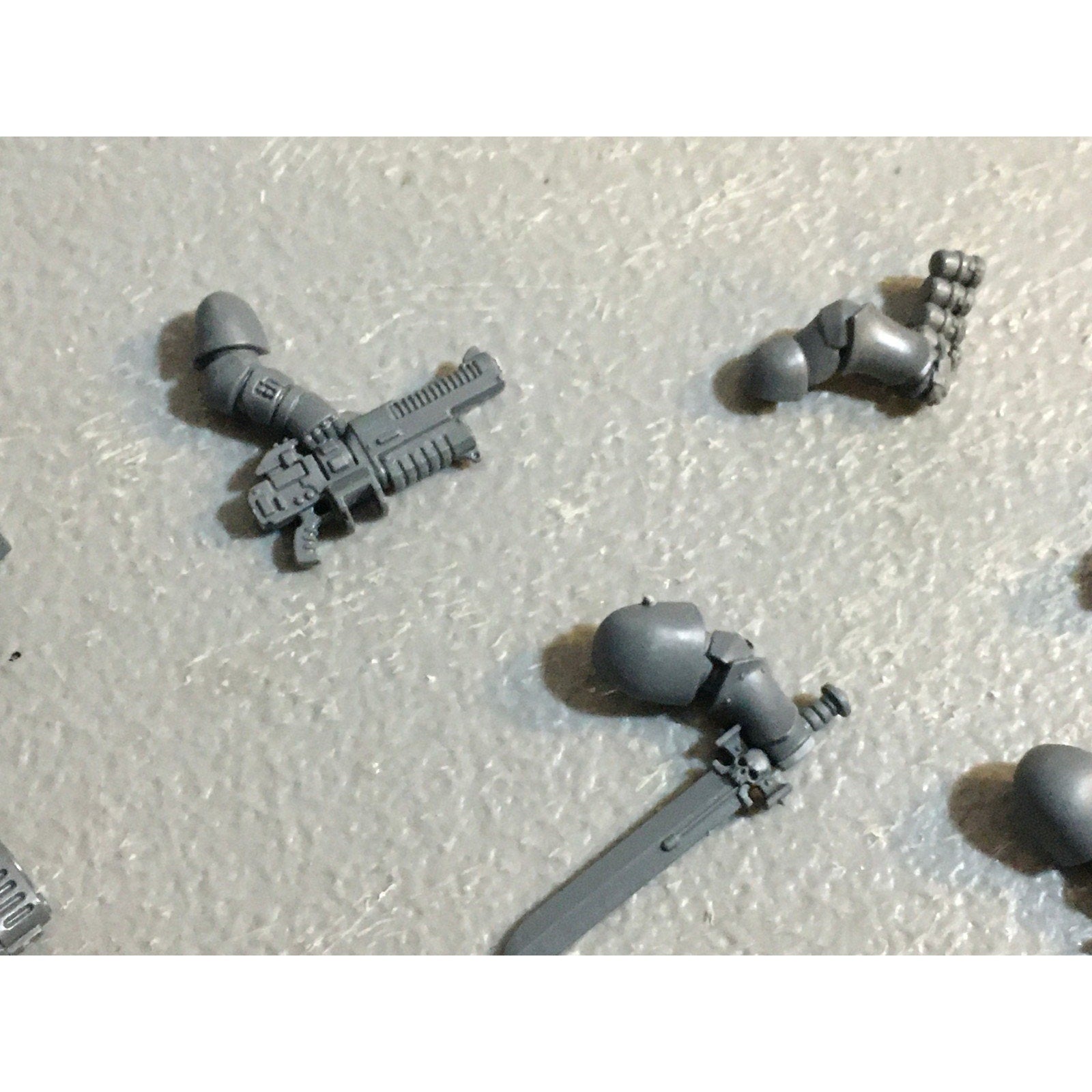 A29392 WARHAMMER 40K SPACE MARINES PRIMARIS BITS LOT ARMS PISTOL HEAVY SWORD GW