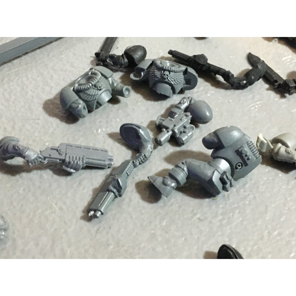 A21068 WARHAMMER 40K SPACE MARINES BITS LOT SCOUTS SHOTGUNS PISTOLS HEADS