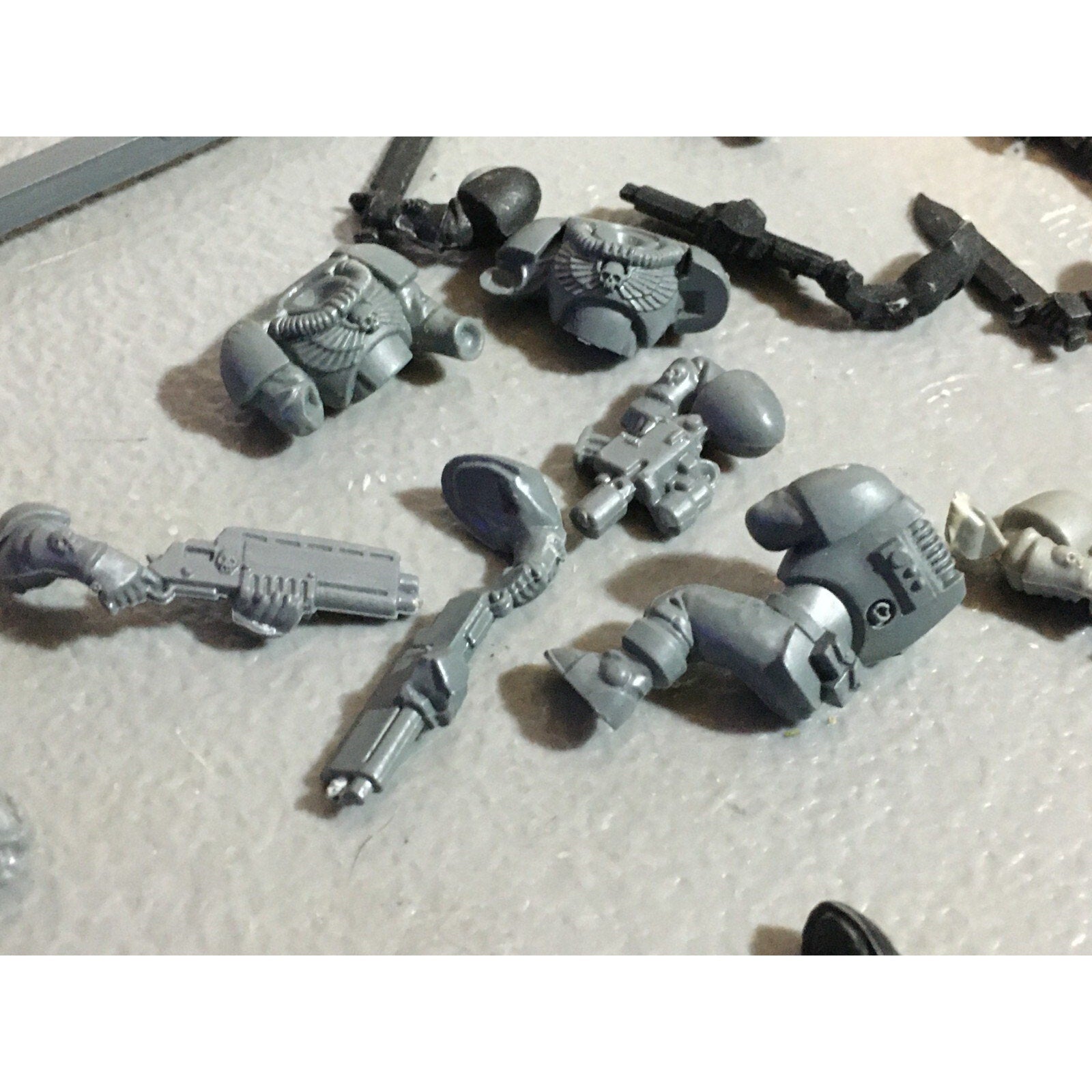 A21068 WARHAMMER 40K SPACE MARINES BITS LOT SCOUTS SHOTGUNS PISTOLS HEADS
