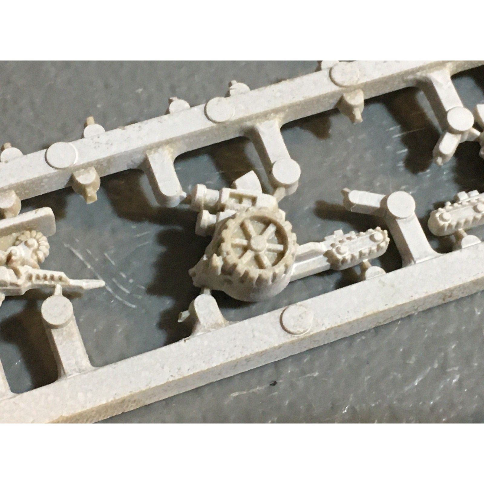A24558 EPIC 40K SPACE MARINES SQUATS TRIKES THUDD GUNS ON SPRUE GW