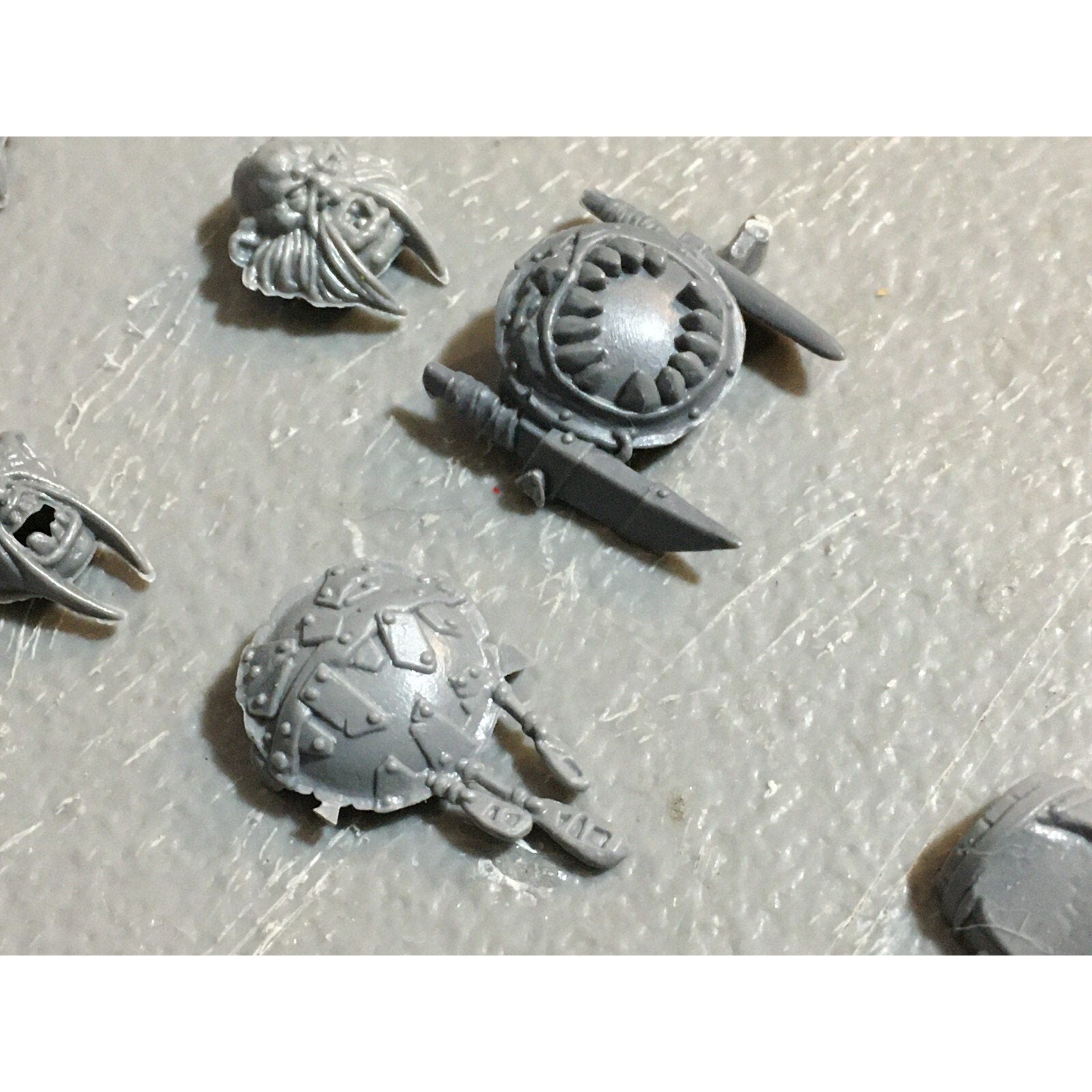 A23432 WARHAMMER FANTASY OGRE KINGDOMS BITS LOT MIXED HEADS PLATES GW