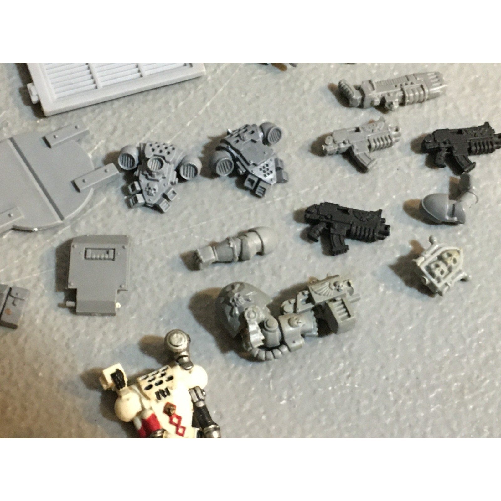 A25111 WARHAMMER 40K SPACE MARINES BITS LOT POWERFIST GUNS BACKPACK GW