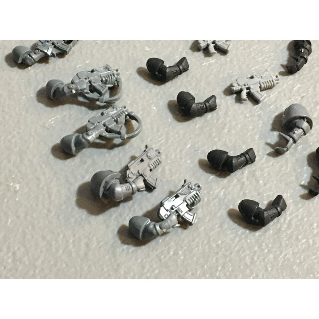 A23076 WARHAMMER 40K SPACE MARINES BITS LOT BOLTERS ARMS GAMES WORKSHOP GW