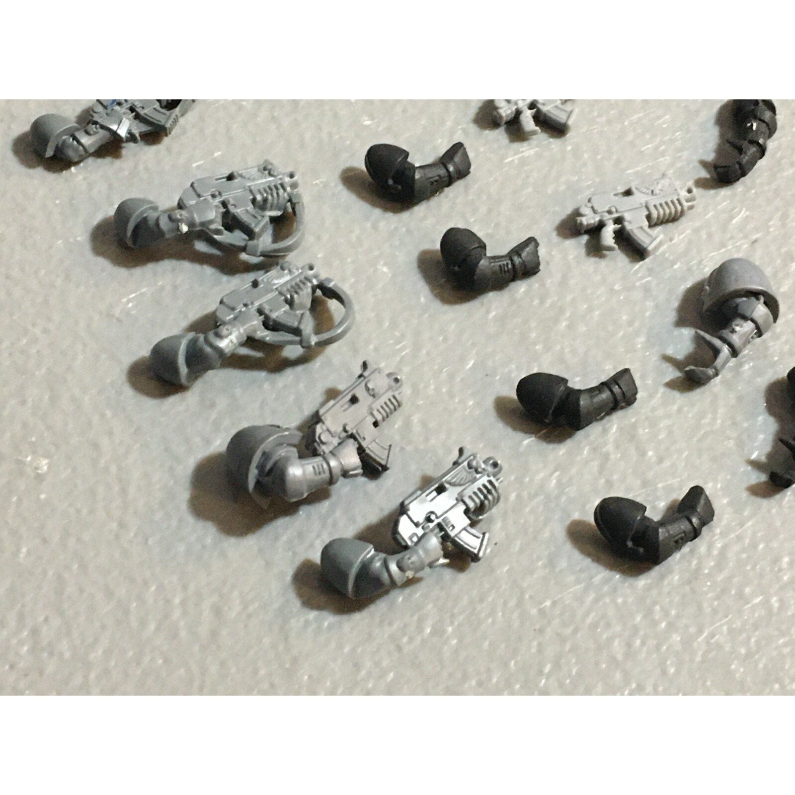 A23076 WARHAMMER 40K SPACE MARINES BITS LOT BOLTERS ARMS GAMES WORKSHOP GW