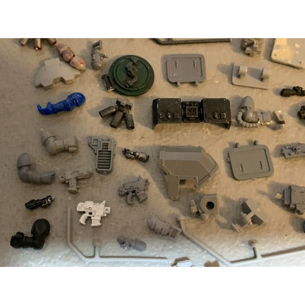 A23327 WARHAMMER 40K SPACE MARINES BITS LOT GUNS ARMS TANK STANDARD POLE GW