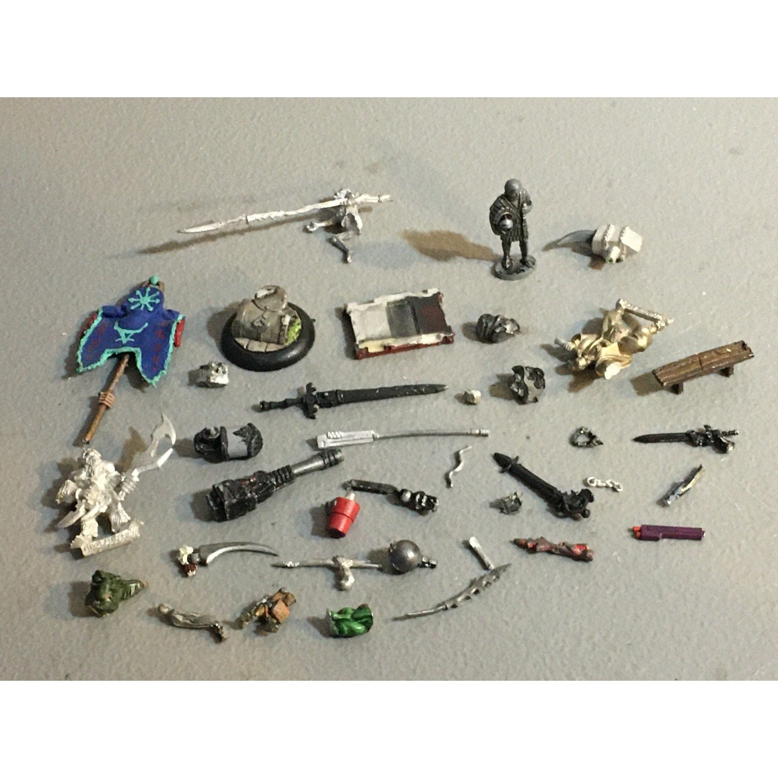 A32591 UNKNOWN MINIATURES METAL BITS LOT SWORD WEAPONS BANNER BENCH