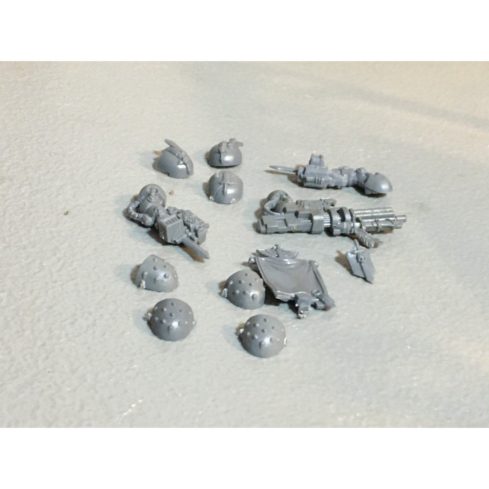 A25041 WARHAMMER 40K SPACE MARINES DARK ANGELS BITS LOT ICONS PISTOLS ARMS GW