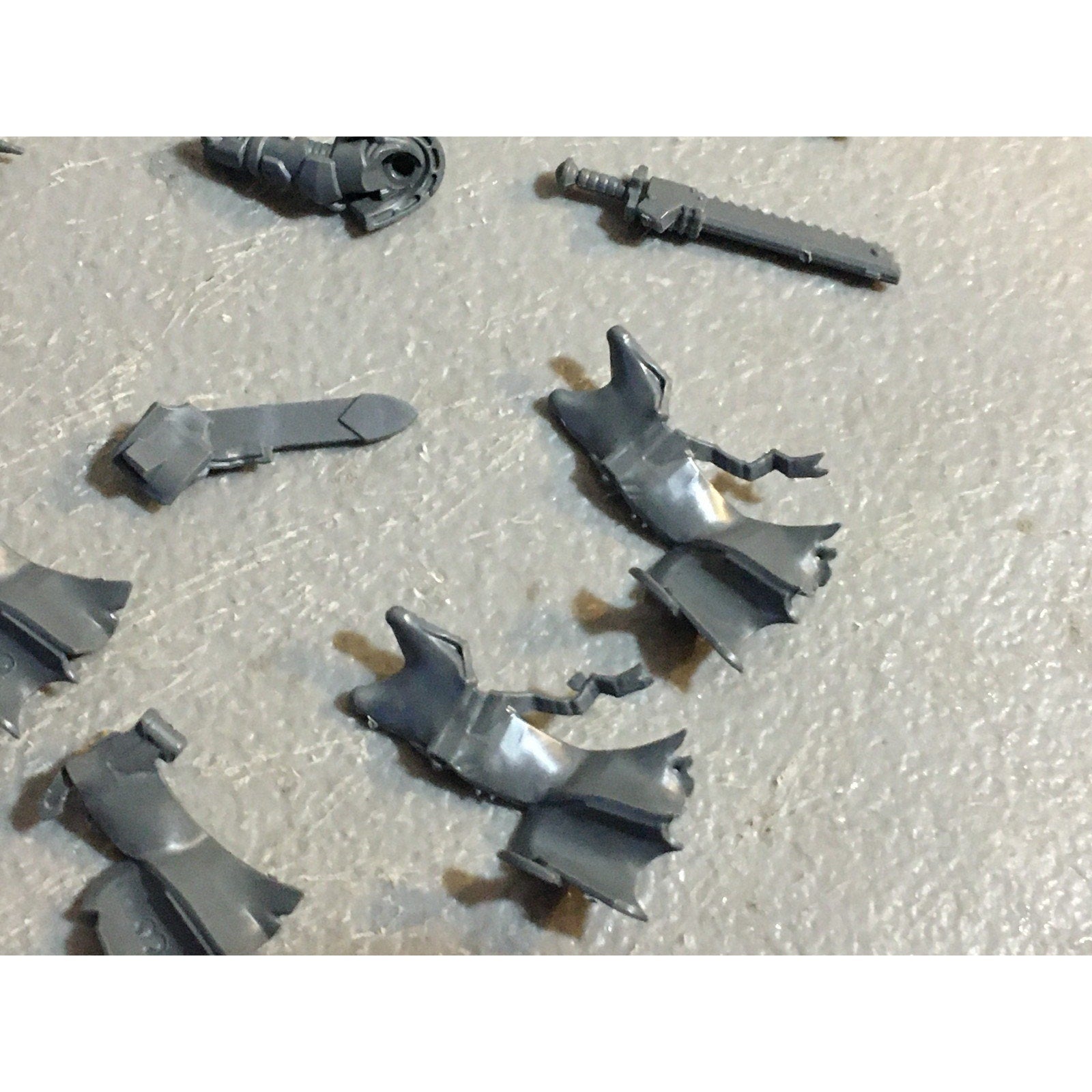 A29487 WARHAMMER 40K SPACE MARINES DARK ANGELS BITS LOT ROBE ARM BOLTER GW