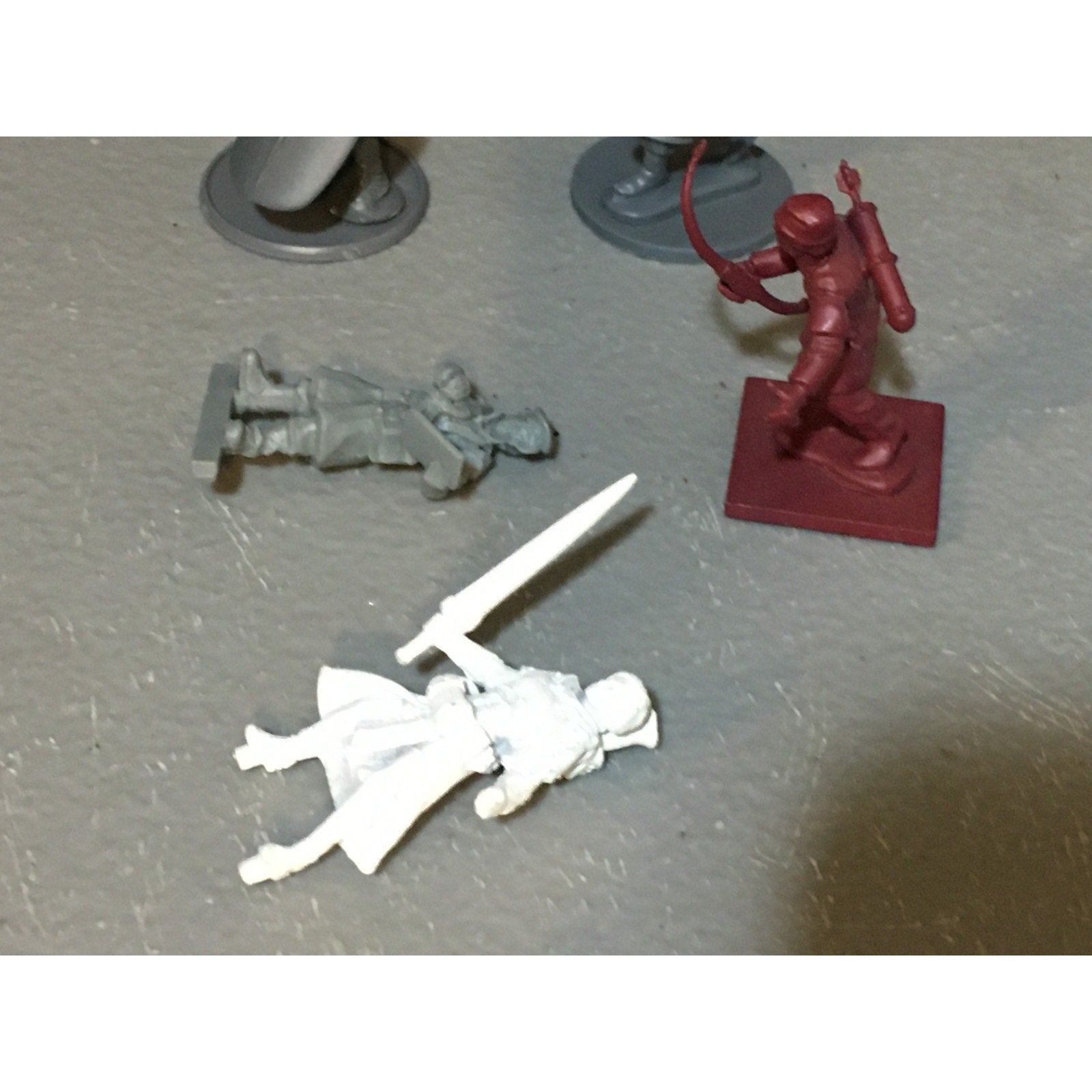 A32550 UNKNOWN MINIATURES PLASTIC INCOMPLETE LOT WARRIOR SOLDIER