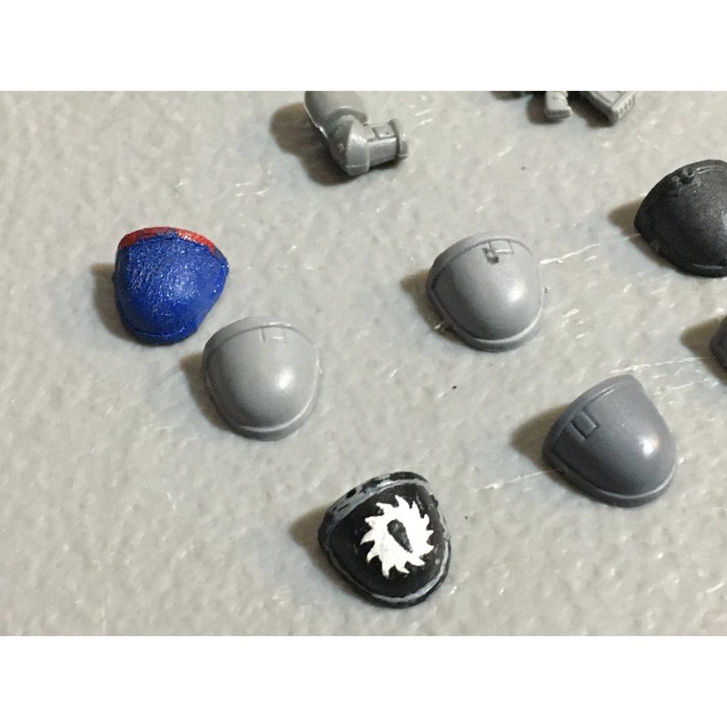 A22998 WARHAMMER 40K SPACE MARINES BITS LOT ARMS BOLTERS SHOULDER PADS GW