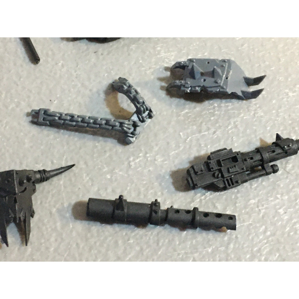A33587 WARHAMMER 40K SPACE ORKS BITS LOT MIXED TANK POLE ICON GW