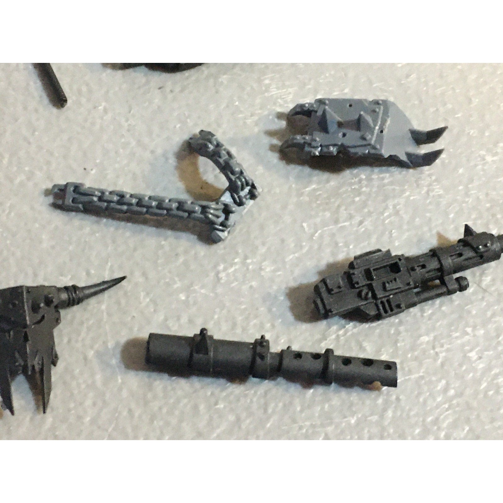 A33587 WARHAMMER 40K SPACE ORKS BITS LOT MIXED TANK POLE ICON GW