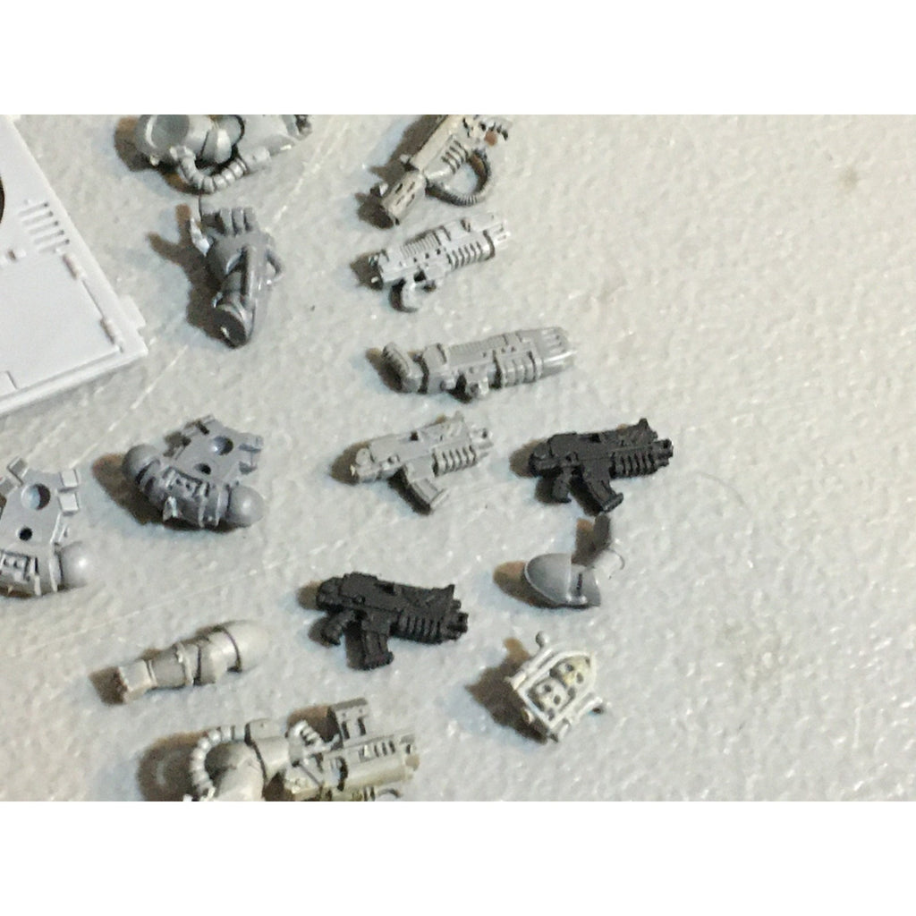 A25111 WARHAMMER 40K SPACE MARINES BITS LOT POWERFIST GUNS BACKPACK GW