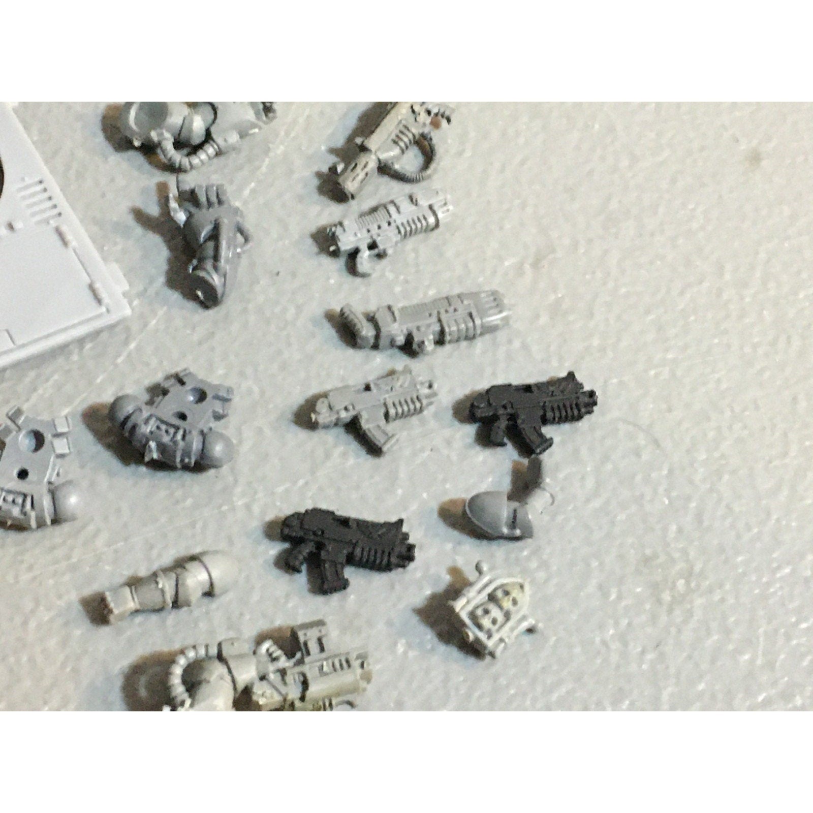 A25111 WARHAMMER 40K SPACE MARINES BITS LOT POWERFIST GUNS BACKPACK GW