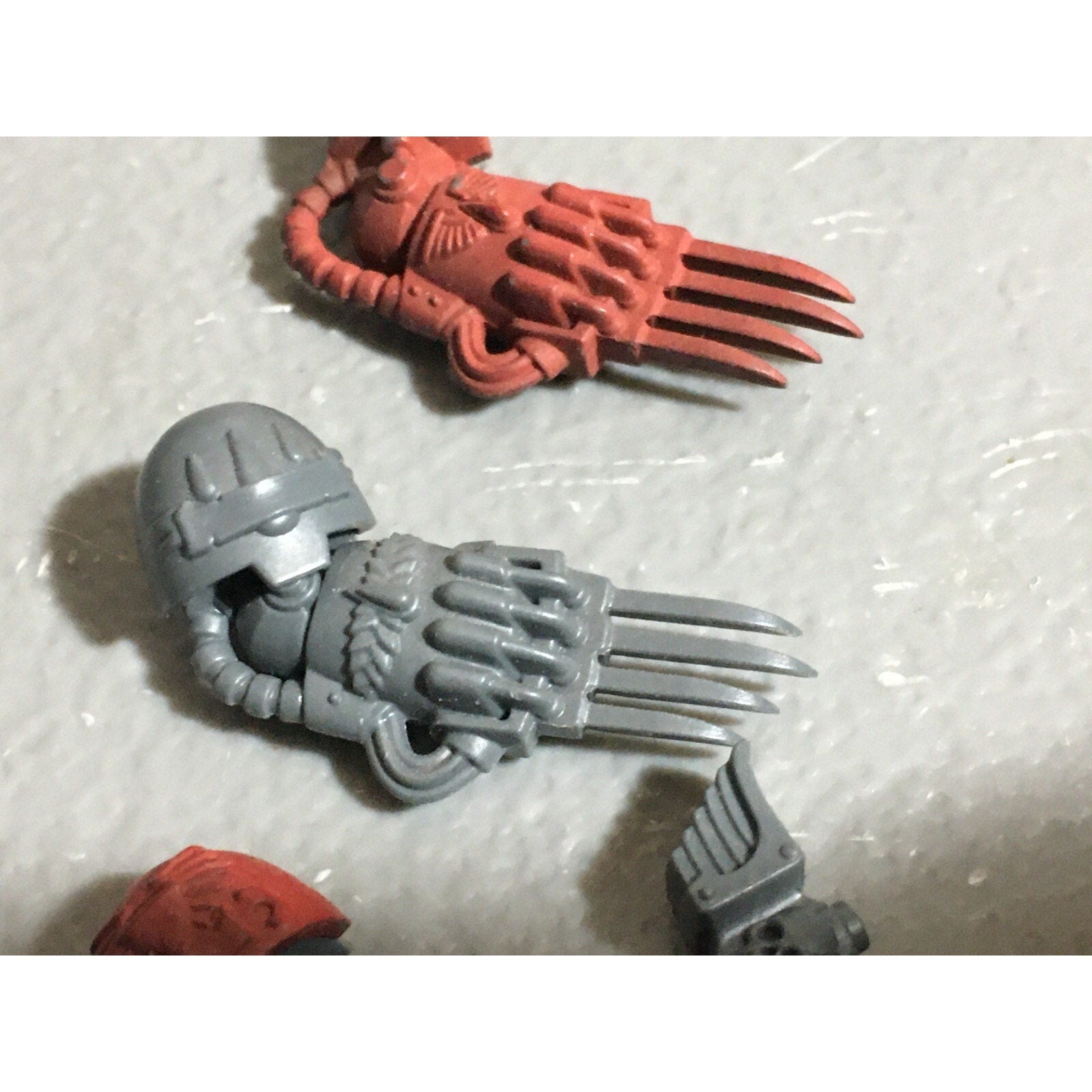 A22597 WARHAMMER SPACE MARINES BLOOD ANGELS MIXED CLAWS SHIELD BITS LOT GW