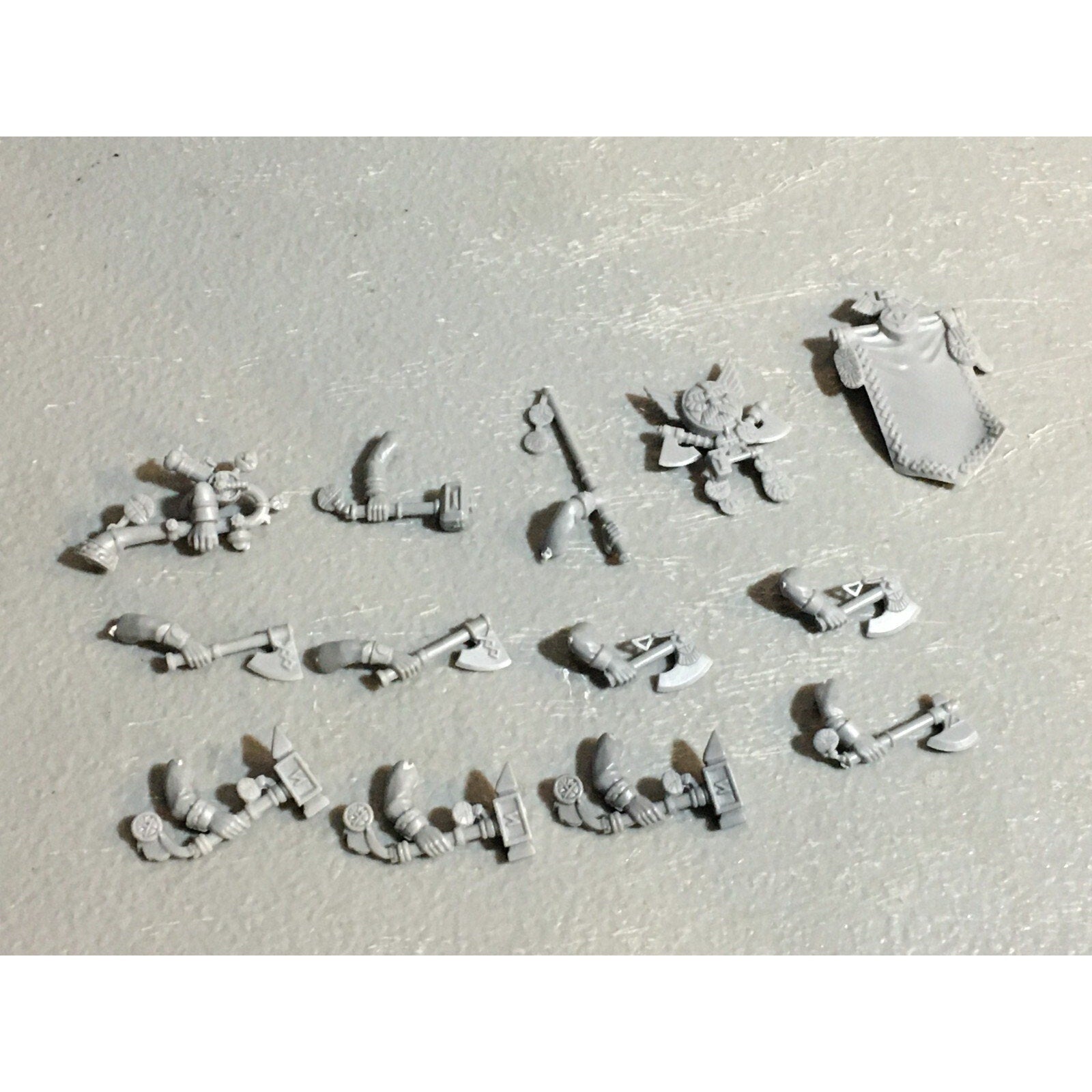 A23400 WARHAMMER FANTASY DWARFS BITS LOT WARRIORS ARMS BANNER GAMES WORKSHOP GW