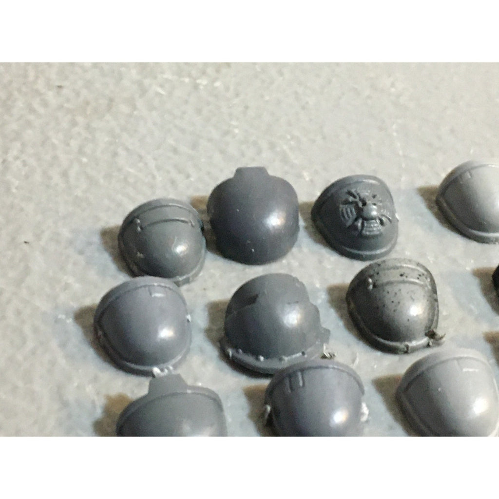 A32193 WARHAMMER 40K SPACE MARINES BITS LOT SHOULDER PADS GW