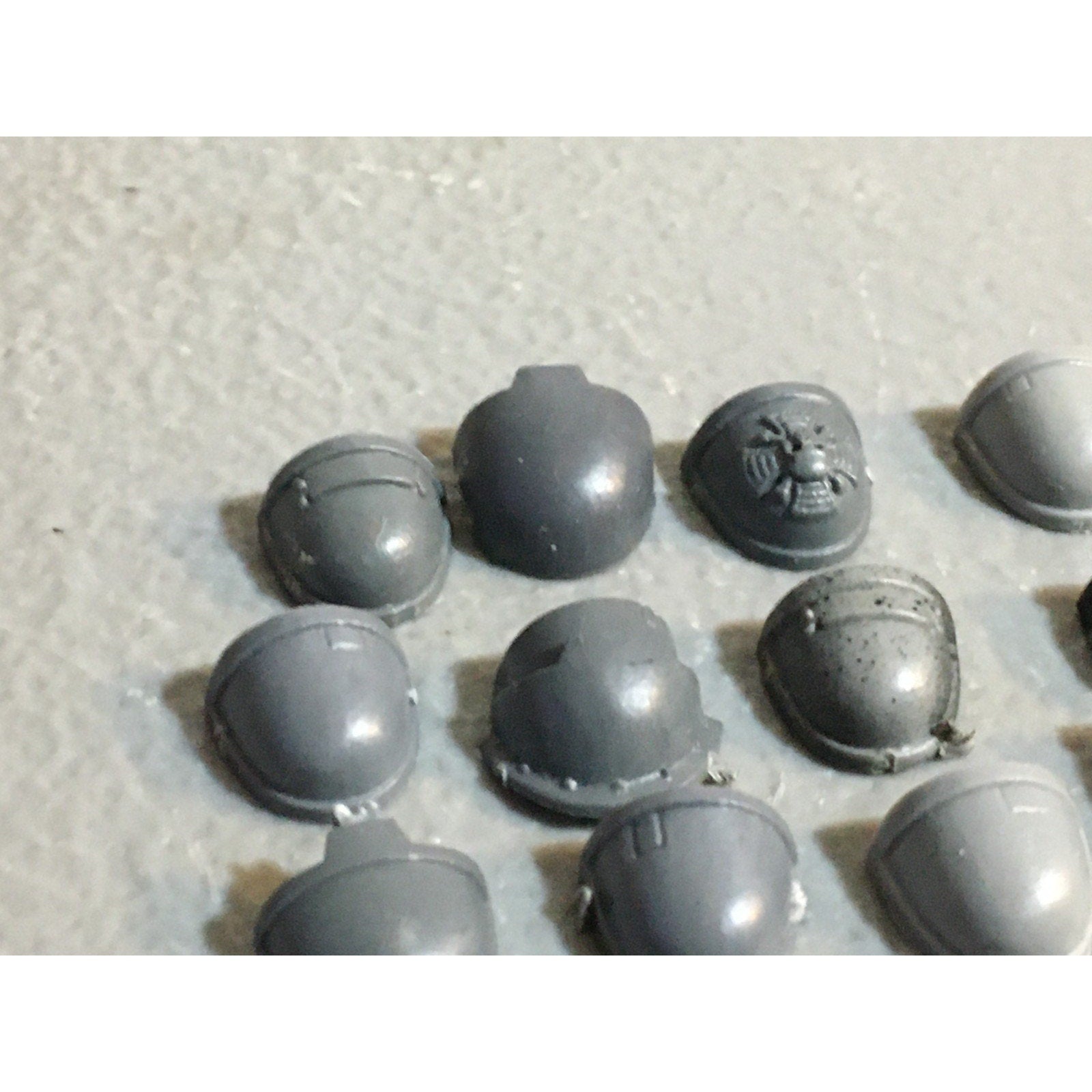 A32193 WARHAMMER 40K SPACE MARINES BITS LOT SHOULDER PADS GW
