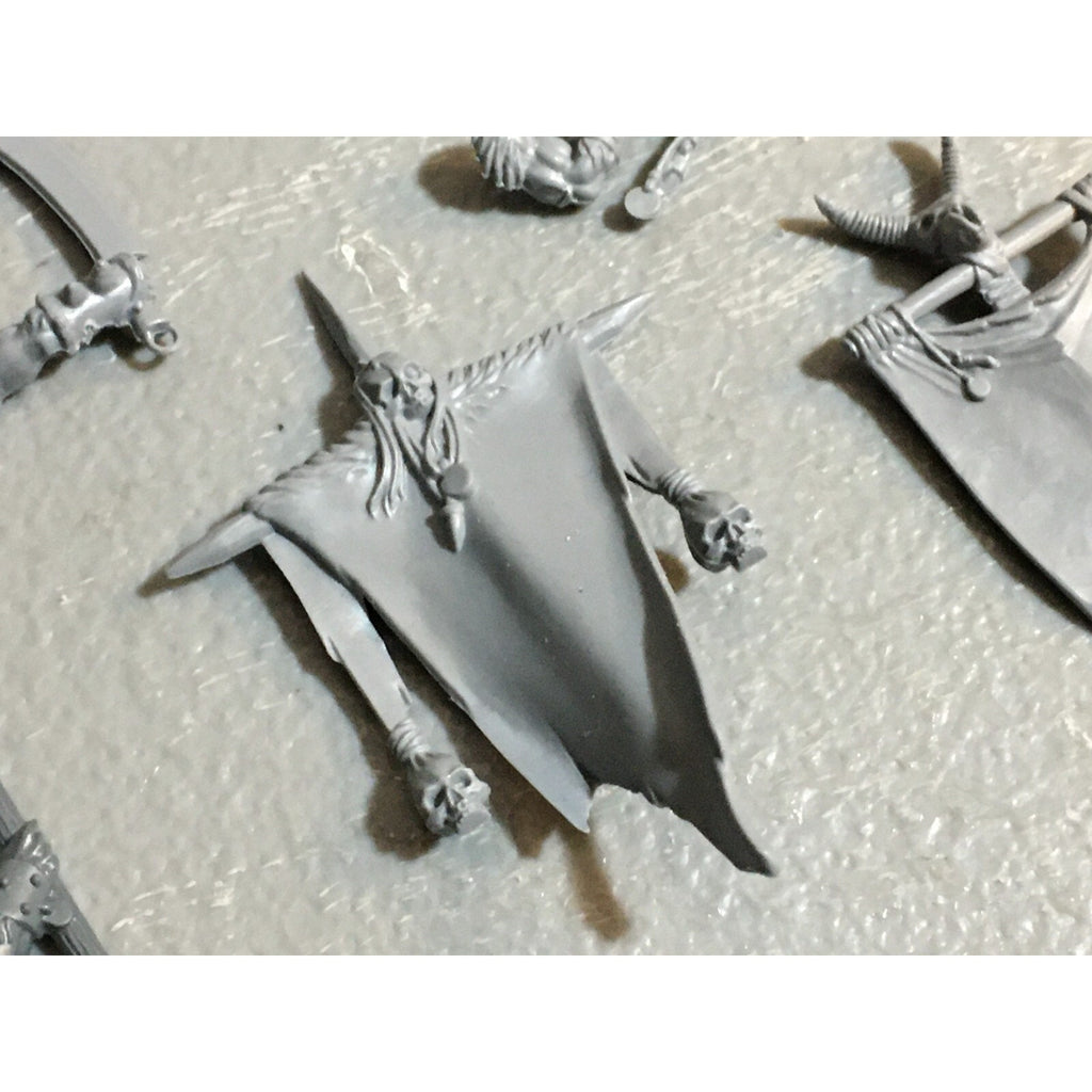 A23123 WARHAMMER FANTASY CHAOS BEASTMEN BITS LOT GORS BANNERS ARMS GW