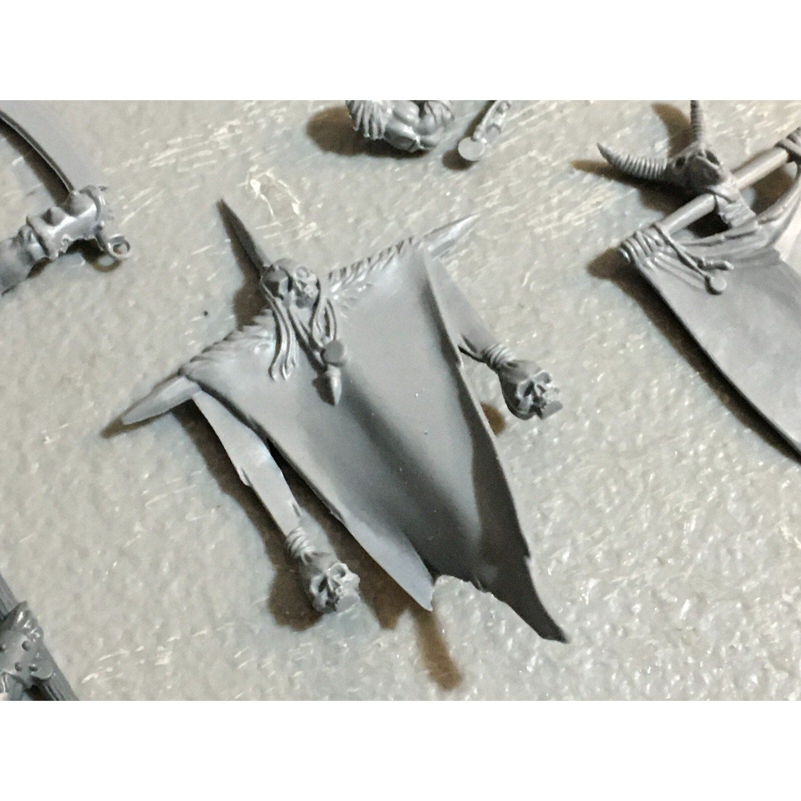 A23123 WARHAMMER FANTASY CHAOS BEASTMEN BITS LOT GORS BANNERS ARMS GW
