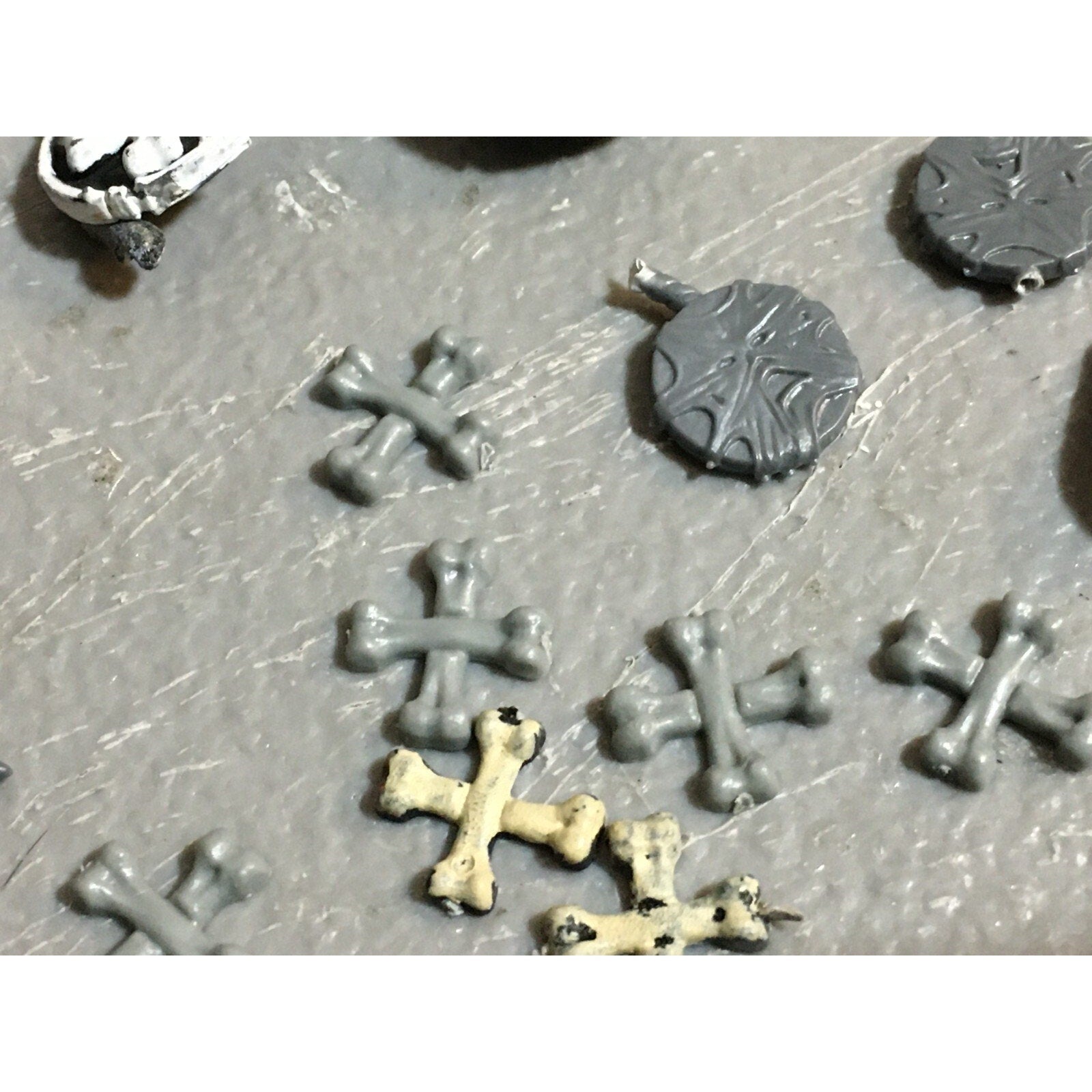 A23459 WARHAMMER FANTASY VAMPIRE COUNTS UNDEAD BITS LOT SHIELDS & ICONS GW