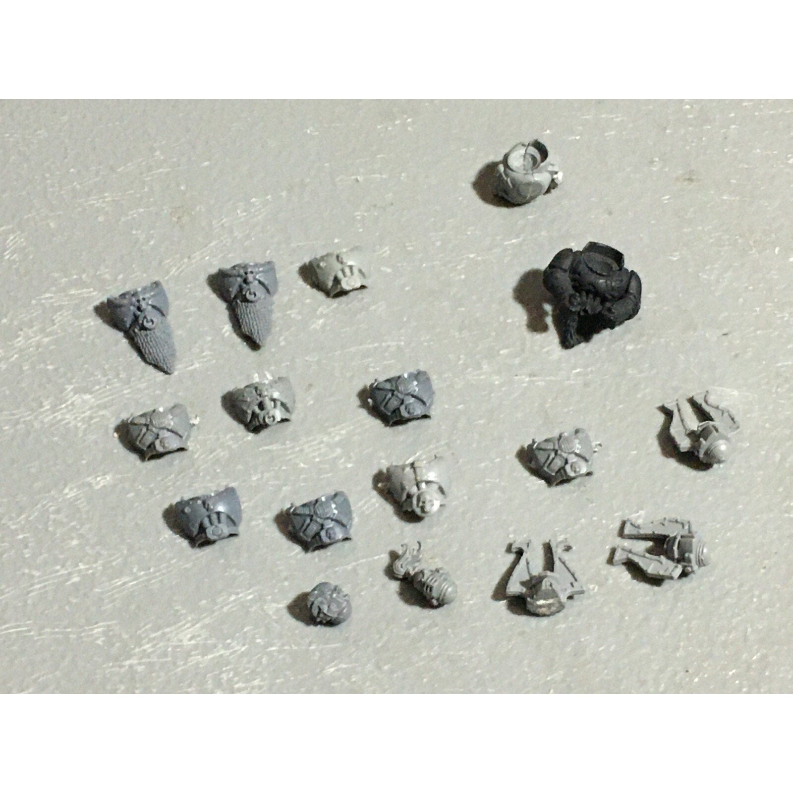 A22575 WARHAMMER 40K CHAOS SPACE MARINES CSM BITS LOT HEADS TORSO FRONTS GW
