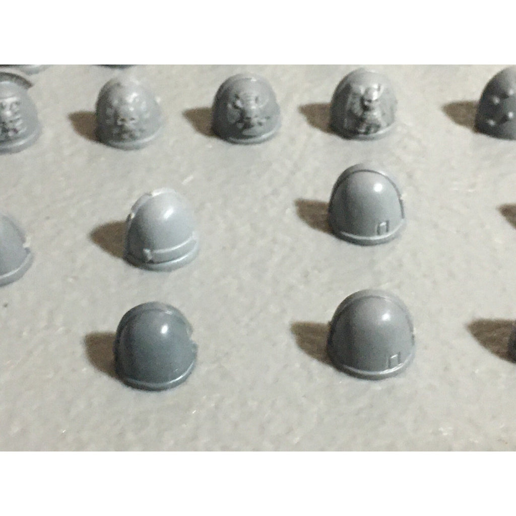 A21967 WARHAMMER 40K SPACE MARINES BITS LOT SHOULDER PADS GAMES WORKSHOP GW