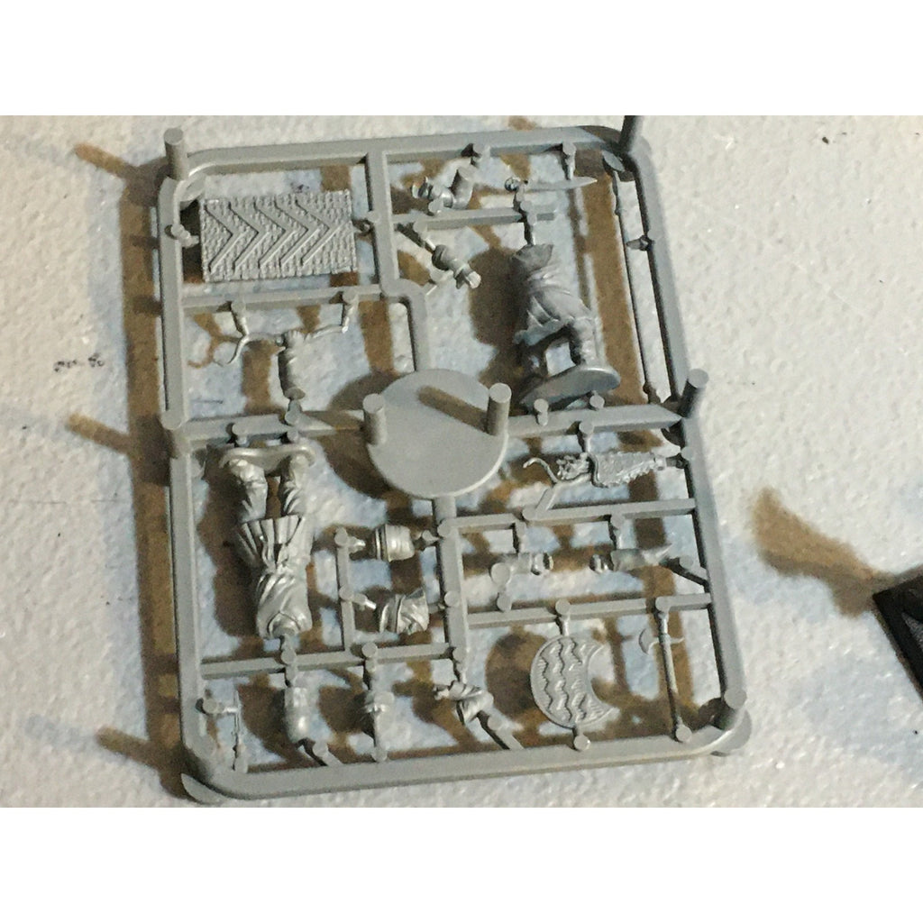 A32552 UNKNOWN MINIATURES PLASTIC WARRIOR SOLDIER BARBARIAN