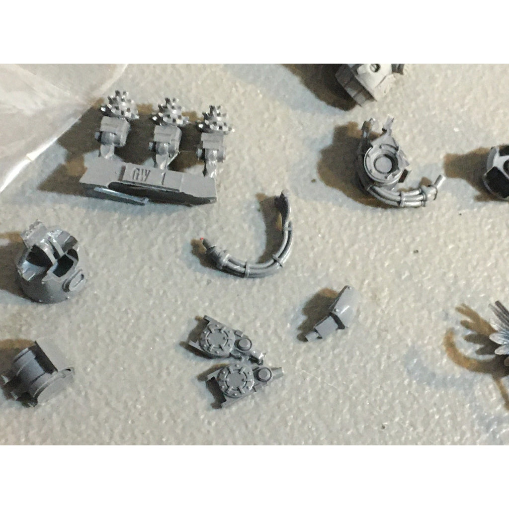 A32597 UNKNOWN MINIATURES RANDOM PLASTIC MINIATURES & BITS LOT WARRIOR SOLDIER