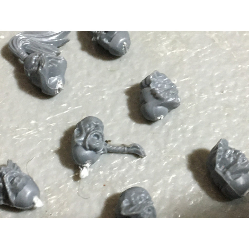 A22546 WARHAMMER 40K SPACE MARINES WOLVES BITS LOT HEADS GAMES WORKSHOP GW