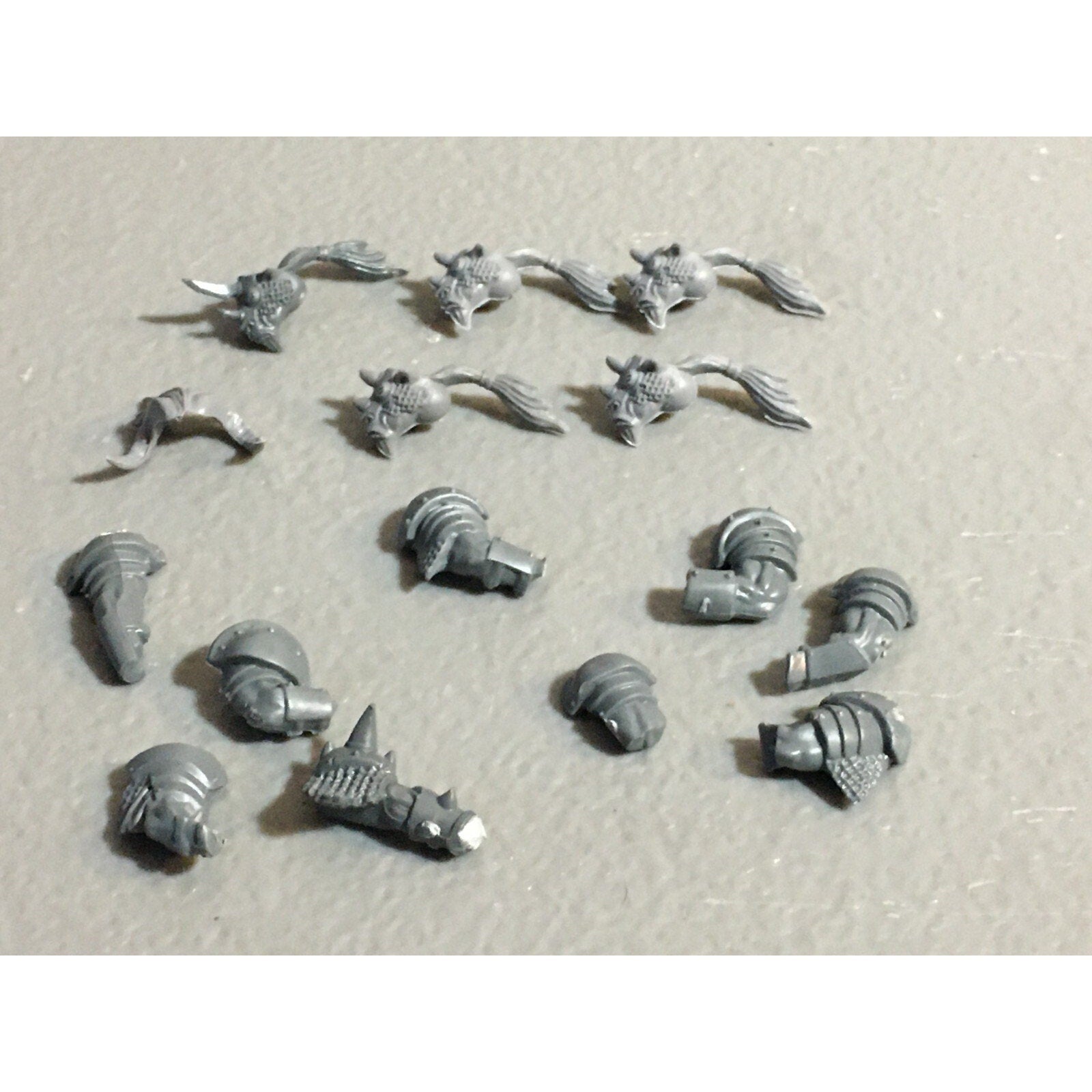 A23234 WARHAMMER FANTASY CHAOS BEASTMEN BITS LOT BESTIGOR ARMS HEADS GW