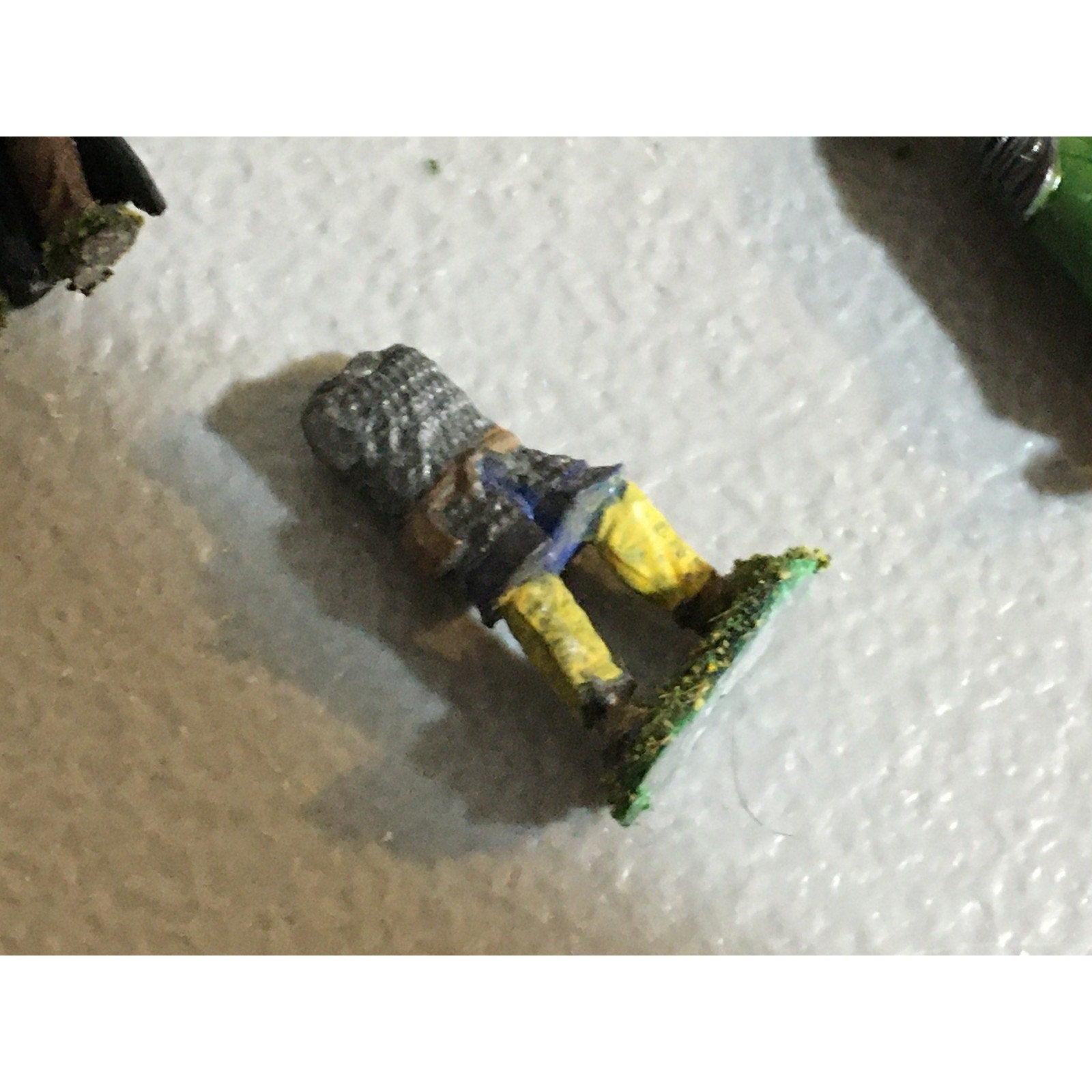 A32503 UNKNOWN PLASTIC MINIATURES MISS BASES HUMAN WARRIOR SOLDIER