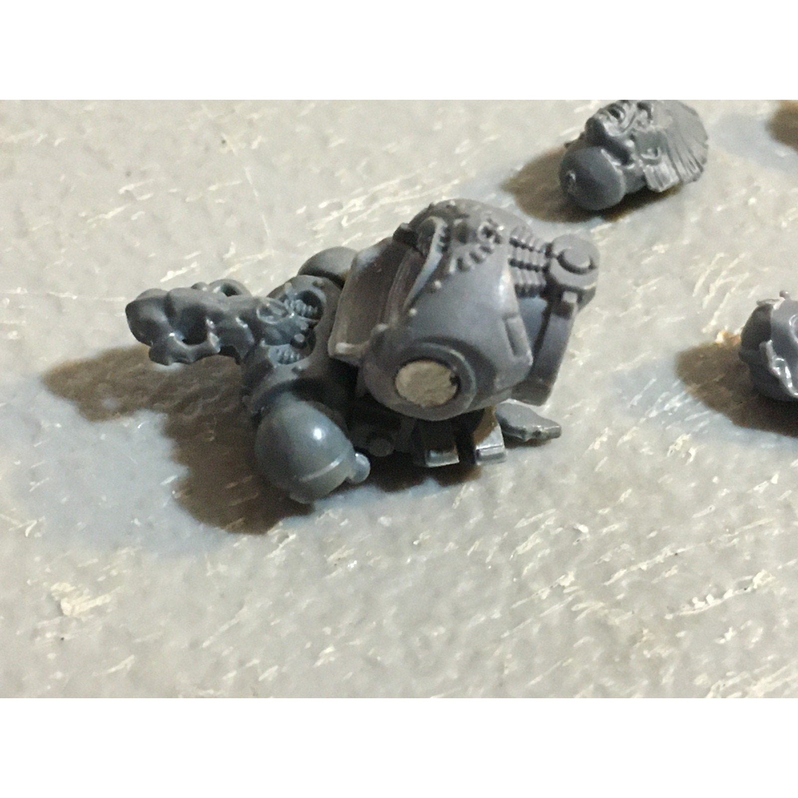 A33578 WARHAMMER 40K SPACE MARINES WOLVES BITS LOT HEAD ARM TORSO GW