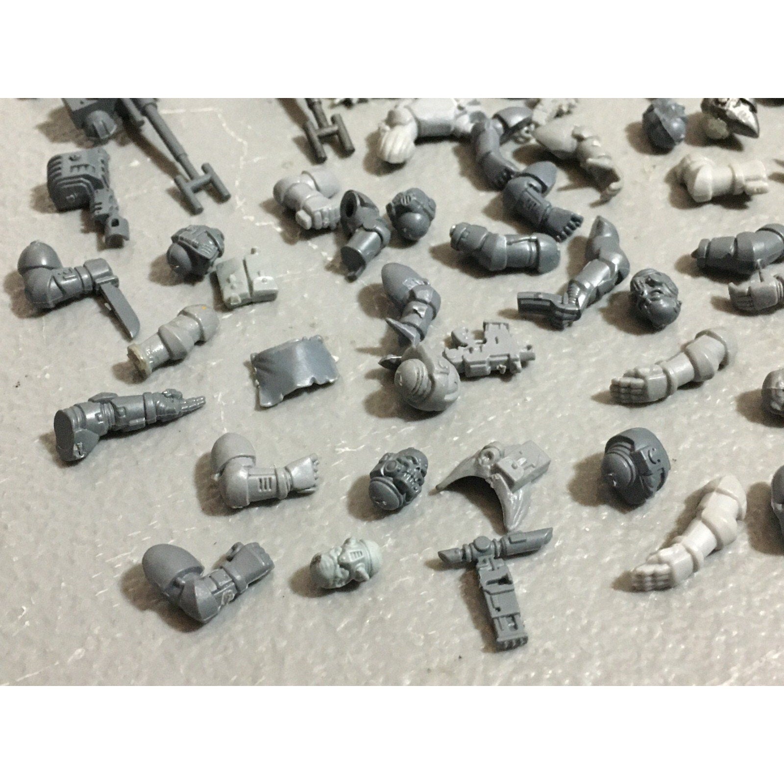 A19802 WARHAMMER 40K SPACE MARINES BITS LOT ARMS VEHICLE