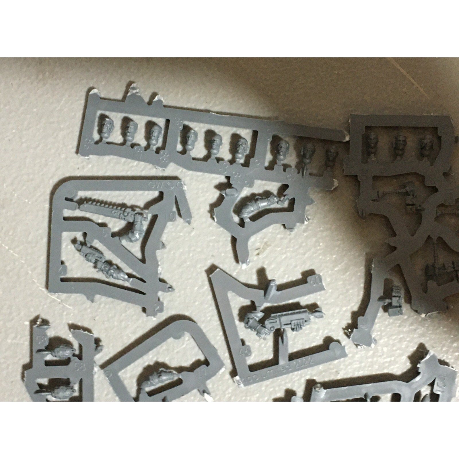 A20992 WARHAMMER 40K ASTRA IMPERIAL GUARD BITS ON SPRUE LOT SCIONS HEADS ACCESSO