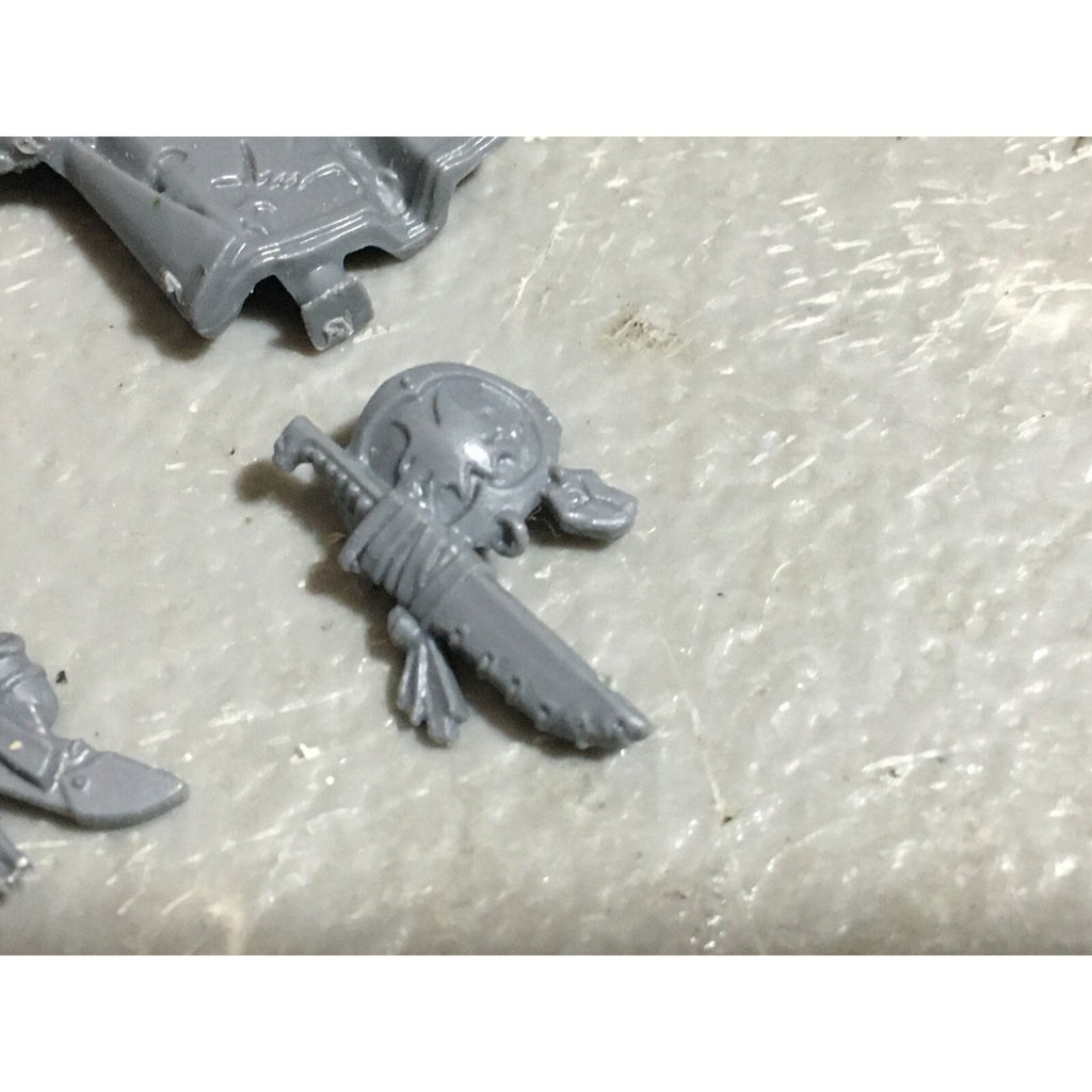 A22557 WARHAMMER 40K SPACE MARINES WOLVES BITS LOT BANNER ACCESSORY SHIELD GW