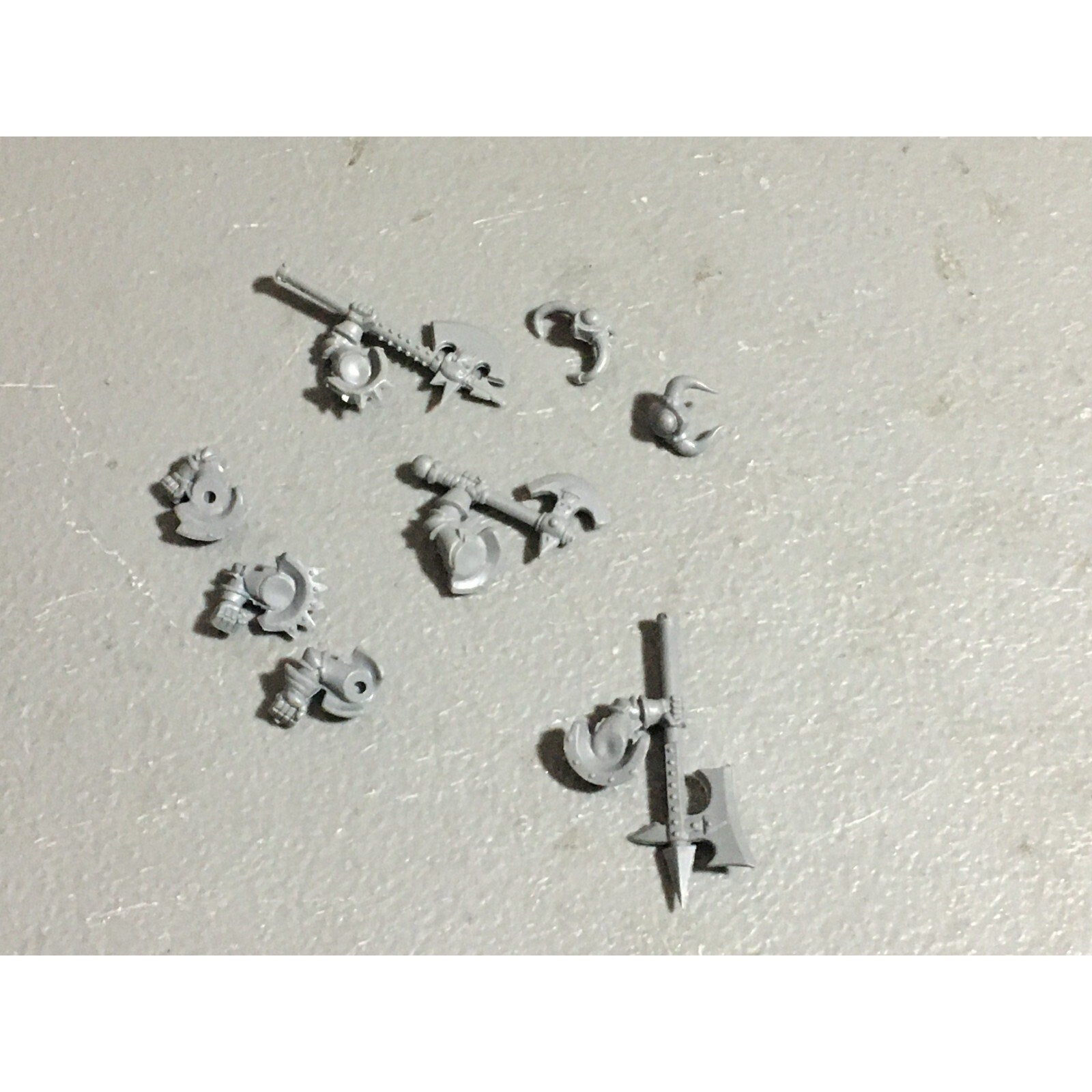 A22716 WARHAMMER FANTASY CHAOS MORTALS WARRIORS BITS LOT OOP ARMS HEADS GW