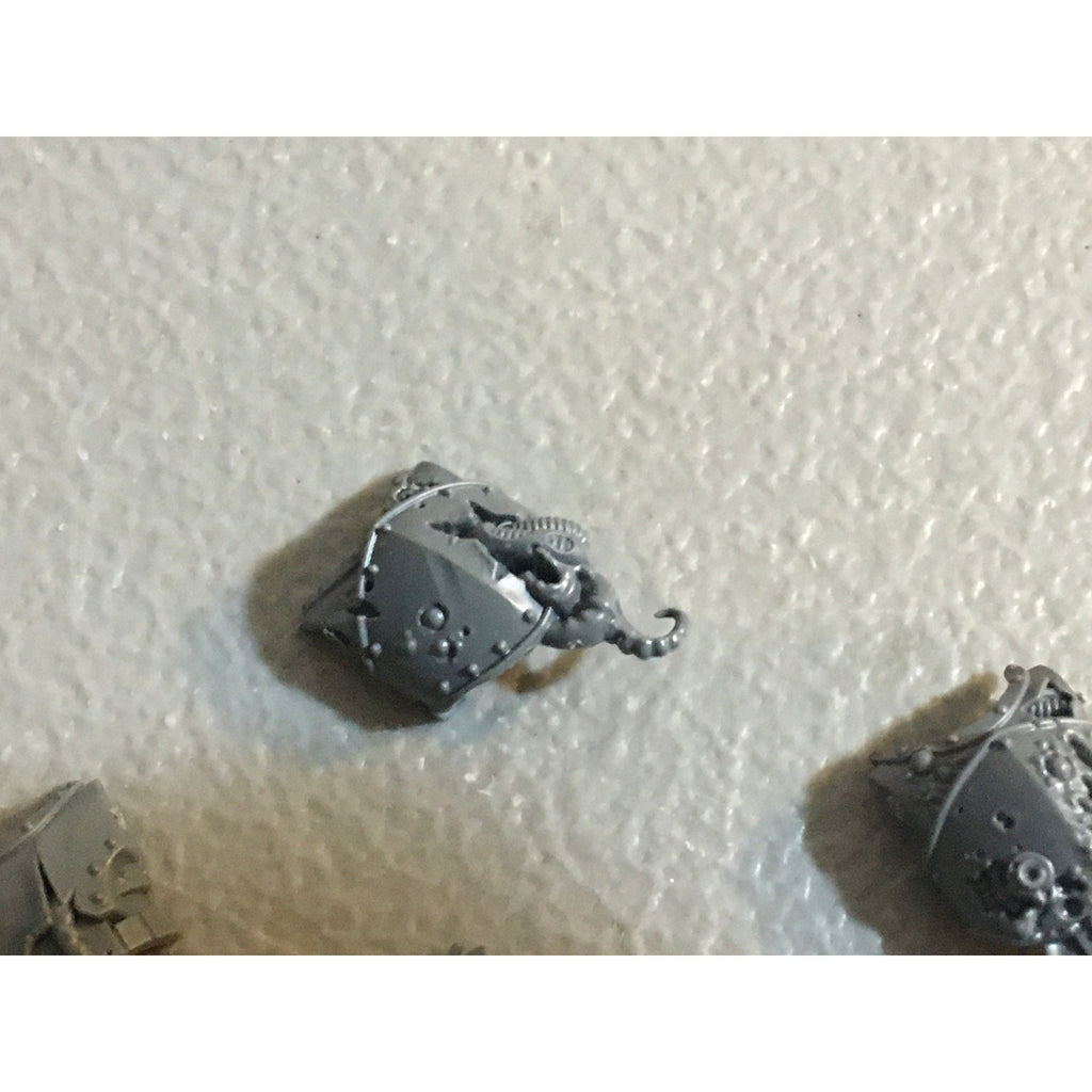 A31439 WARHAMMER 40K DEATH GUARD BITS LOT PLAGUE MARINE CHEST GW CHAOS MARINES