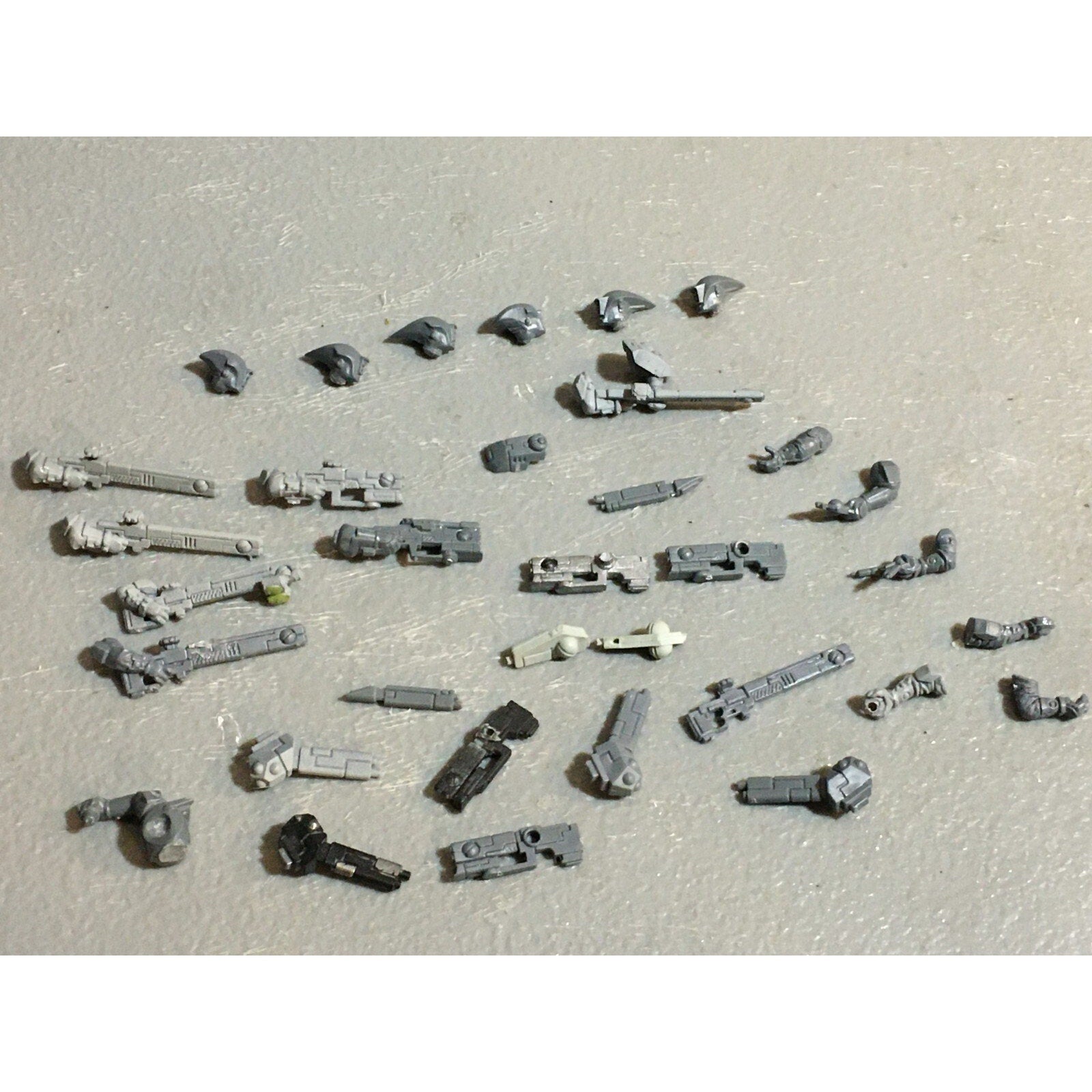 A23150 WARHAMMER 40K TAU EMPIRE BITS LOT FIRE WARRIORS GUNS HEADS ARMS GW