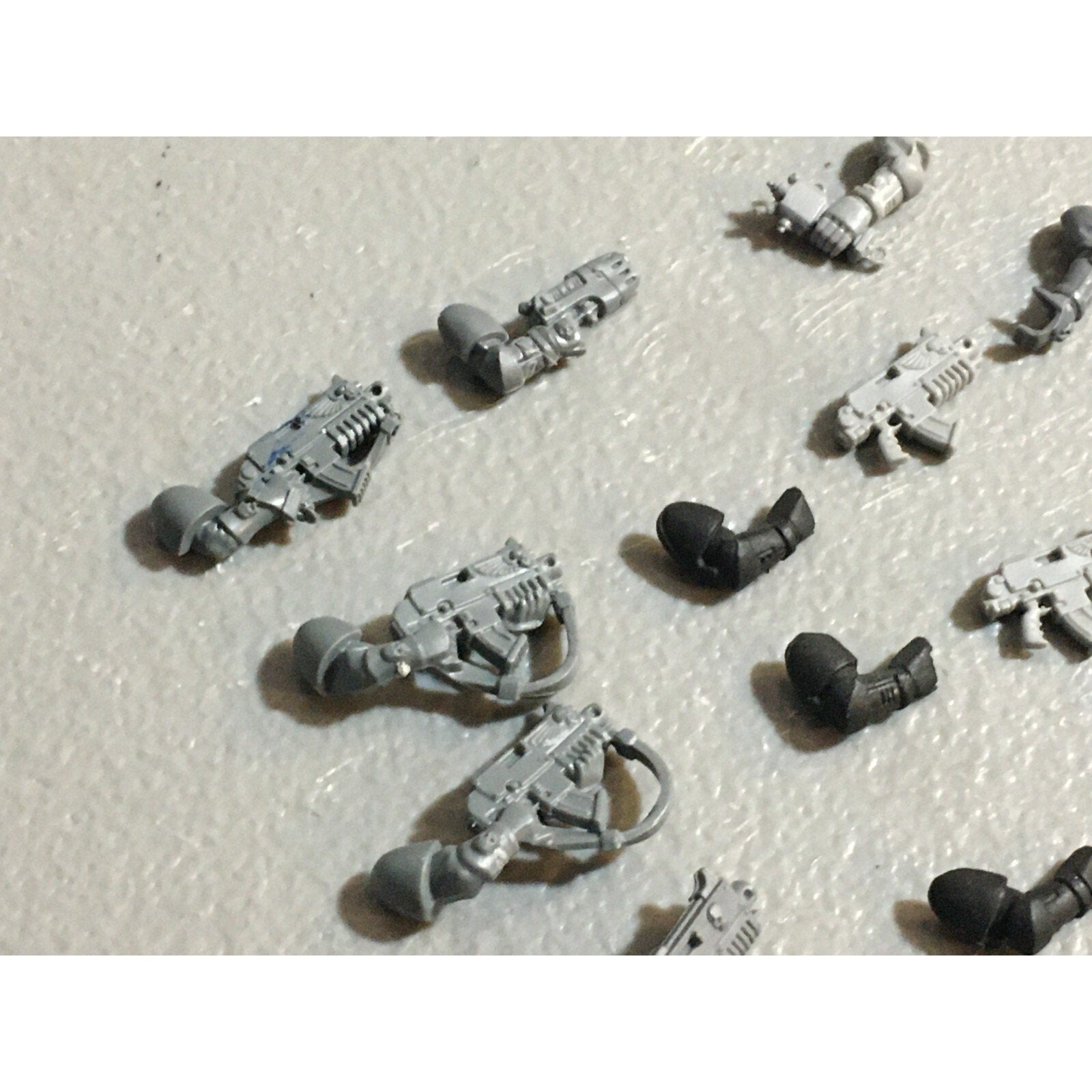 A23076 WARHAMMER 40K SPACE MARINES BITS LOT BOLTERS ARMS GAMES WORKSHOP GW