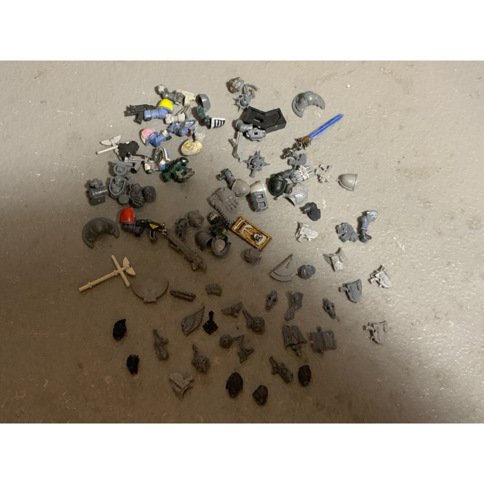 A23310 WARHAMMER 40K SPACE MARINES BITS LOT SOME SPACE WOLVES HEADS ARMS GUNS